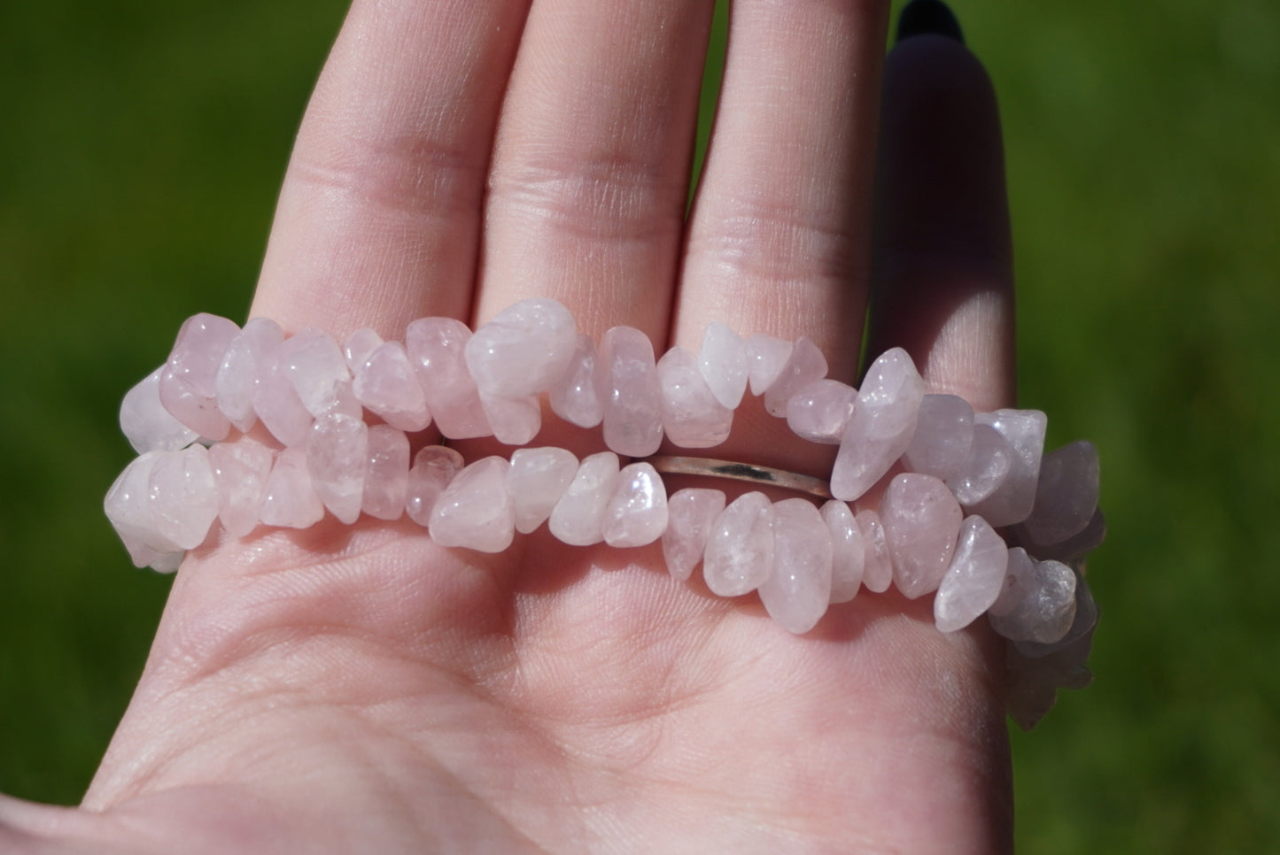 Pulsera con chips de cuarzo rosa