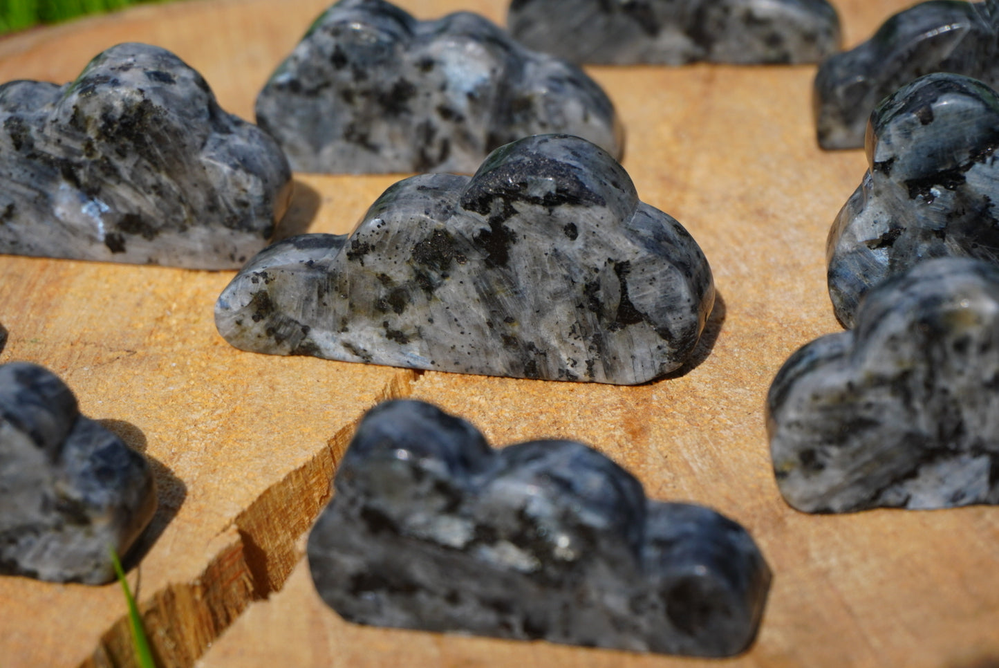 Talla de nube de larvikita