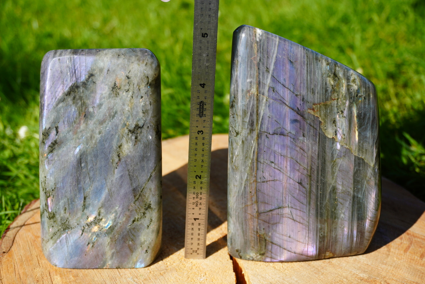 Formas libres de labradorita al atardecer